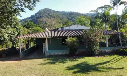 Chácara com 3 quartos, churrasqueira e árvores frutíferas em Itariri.
