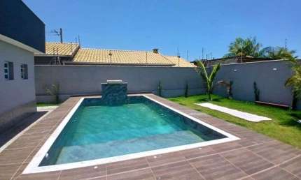 Casa com piscina, 3 quartos e área gourmet com churrasqueira em Itanhaém.