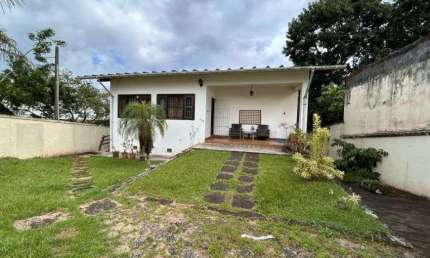 Casa com 3 quartos, espaço para piscina e jardim em Peruíbe.