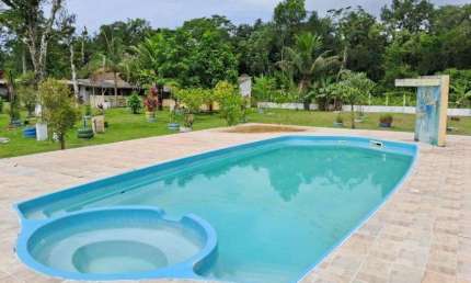 Chácara com 9 quartos, piscina e área gourmet em Itanhaém.