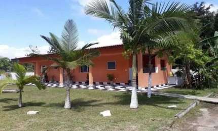 Chácara com 11 quartos, piscina e área gourmet em Itanhaém.