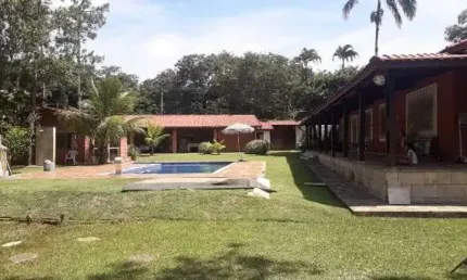 Chácara com piscina, 11 quartos e área gourmet em Peruíbe.