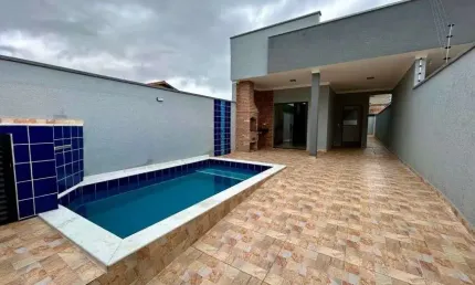 Casa na praia com 2 quartos, piscina e área gourmet em Peruíbe.