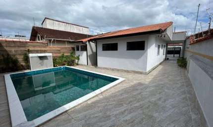 Casa na praia com 3 quartos, piscina e área gourmet em Peruíbe.