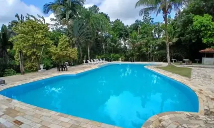 Chácara com 15 quartos, piscina e churrasqueira em Peruíbe.