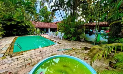 Chácara com 10 quartos, piscina e churrasqueira em Peruíbe.