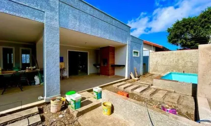 Casa na praia com 3 quartos, piscina e área gourmet em Peruíbe.