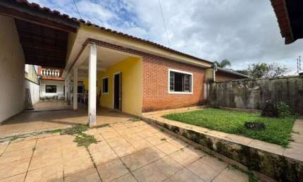 Casa com 4 quartos, churrasqueira e espaço para piscina em Peruíbe.