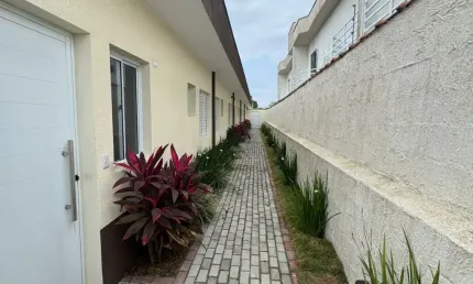Casa em condomínio com piscina, 2 quartos e churrasqueira em Itanhaém.