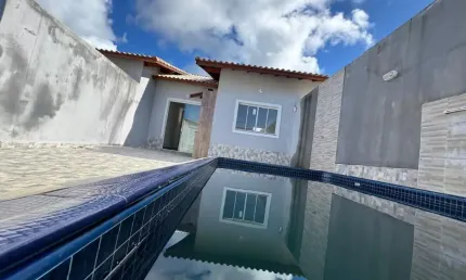 Casa com 2 quartos, piscina e churrasqueira em Itanhaém.
