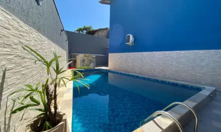 Casa com piscina, 2 quartos e área gourmet em Itanhaém.