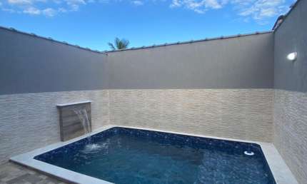 Casa com piscina e área gourmet com churrasqueira em Itanhaém.