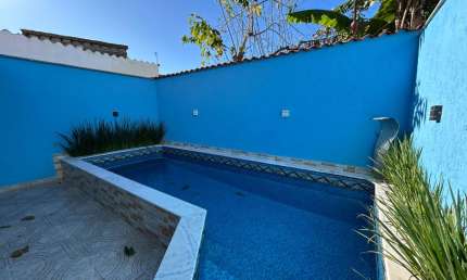 Casa com piscina, 2 quartos e área gourmet com churrasqueira em Itanhaém.