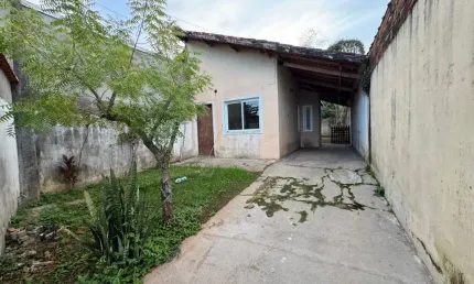 Casa com 2 quartos, espaço para piscina e jardim em Peruíbe.
