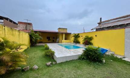 Casa com 2 quartos, piscina, churrasqueira e jardim em Itanhaém.