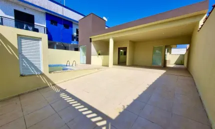 Casa na praia com 3 quartos, piscina e churrasqueira em Peruíbe.
