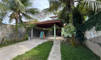 Casa com 3 quartos, espaço para piscina e jardim em Peruíbe.