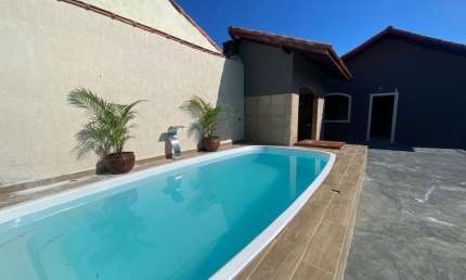 Casa com 4 quartos, piscina e área gourmet com churrasqueira em Itanhaém.