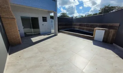 Casa frente mar com piscina e 2 quartos em Itanhaém.