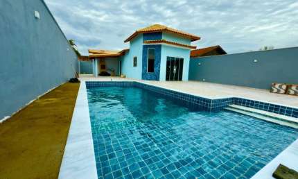 Casa com piscina, 3 quartos e área gourmet com churrasqueira em Itanhaém.