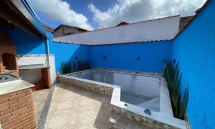 Casa com 2 quartos, piscina e churrasqueira em Itanhaém.