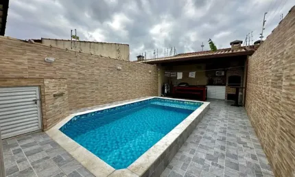 Casa na praia com piscina, 2 quartos e área gourmet em itanhaém.