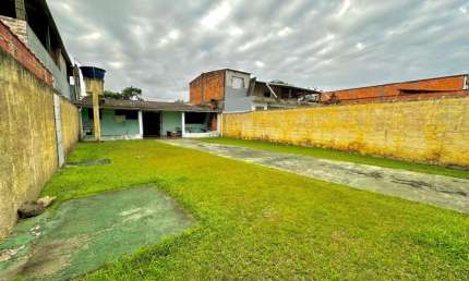 Casa com espaço para piscina e churrasqueira em Itanhaém.