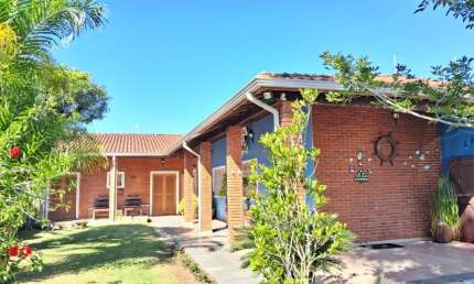 Casa na praia com 3 quartos, churrasqueira e jardim em Itanhaém.