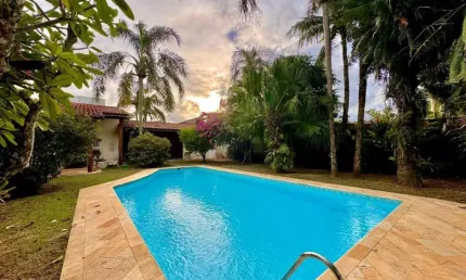 Chácara com 5 quartos, piscina e área gourmet com churrasqueira em Itanhaém.