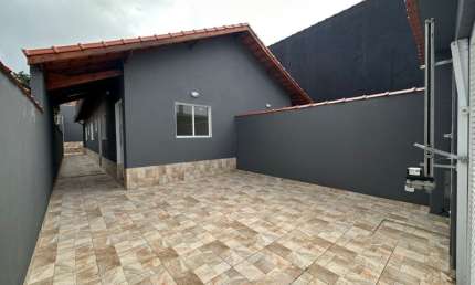 Casa com 2 quartos, piscina e churrasqueira em Itanhaém.