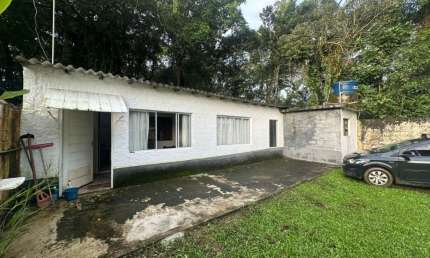 Casa com 3 quartos, espaço para piscina e jardim em Itanhaém.