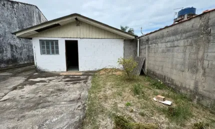 Casa com 3 quartos e espaço para piscina em Itanhaém.