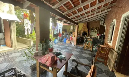 Casa com 3 quartos, churrasqueira e jardim em Itanhaém.