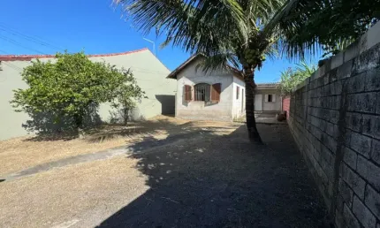 Casa com 3 quartos, jardim e espaço para piscina em Itanhaém.