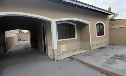 Casa com 3 quartos e espaço para piscina em Peruíbe.