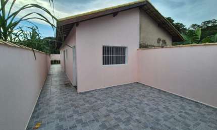 Casa com 2 quartos, jardim e espaço para piscina em Itanhaém.