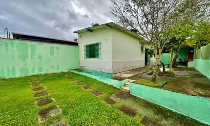Casa com 2 quartos, churrasqueira e espaço para piscina em Itanhaém.