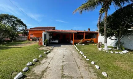 Chácara com 3 quartos, área gourmet e espaço para piscina em itanhaém.