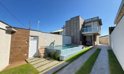 Casa frente mar com piscina e 3 quartos em Itanhaém.