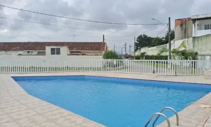 Casa em condomínio com piscina e 2 quartos em Itanhaém.