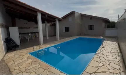Casa na praia com 3 quartos, piscina e churrasqueira em itanhaém.