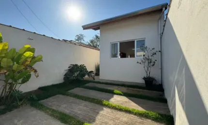 Casa com 2 quartos, área gourmet e espaço para piscina em Itanhaém.
