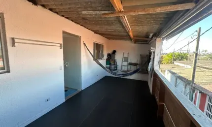 Casa com 2 quartos e área gourmet com churrasqueira em Itanhaém.