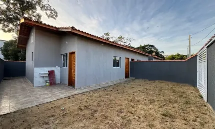 Casa com 2 quartos e espaço para piscina em Itanhaém.