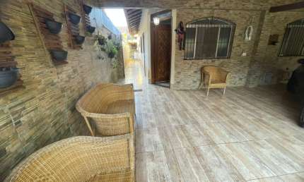 Casa com 3 quartos, churrasqueira e jardim em Mongaguá.