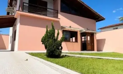 Casa com 5 quartos, espaço para piscina e jardim em Itanhaém.