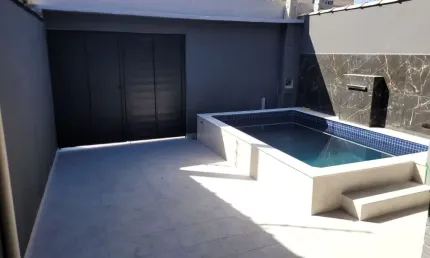 Casa com 2 quartos, piscina e área gourmet em Itanhaém.