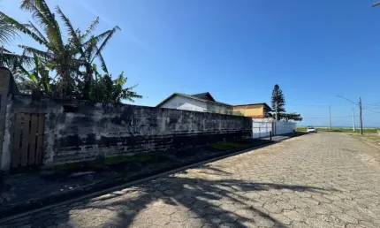 Terreno à 50m do mar com liberação ambiental em Peruíbe.