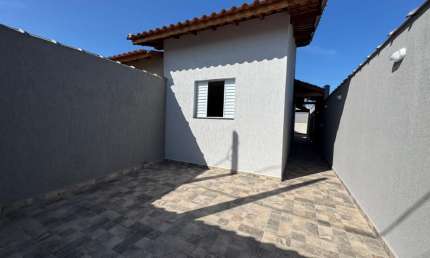 Casa com 2 quartos, piscina e área gourmet em Itanhaém.