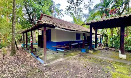 Chácara com 2 quartos e área gourmet com churrasqueira em itanhaém.